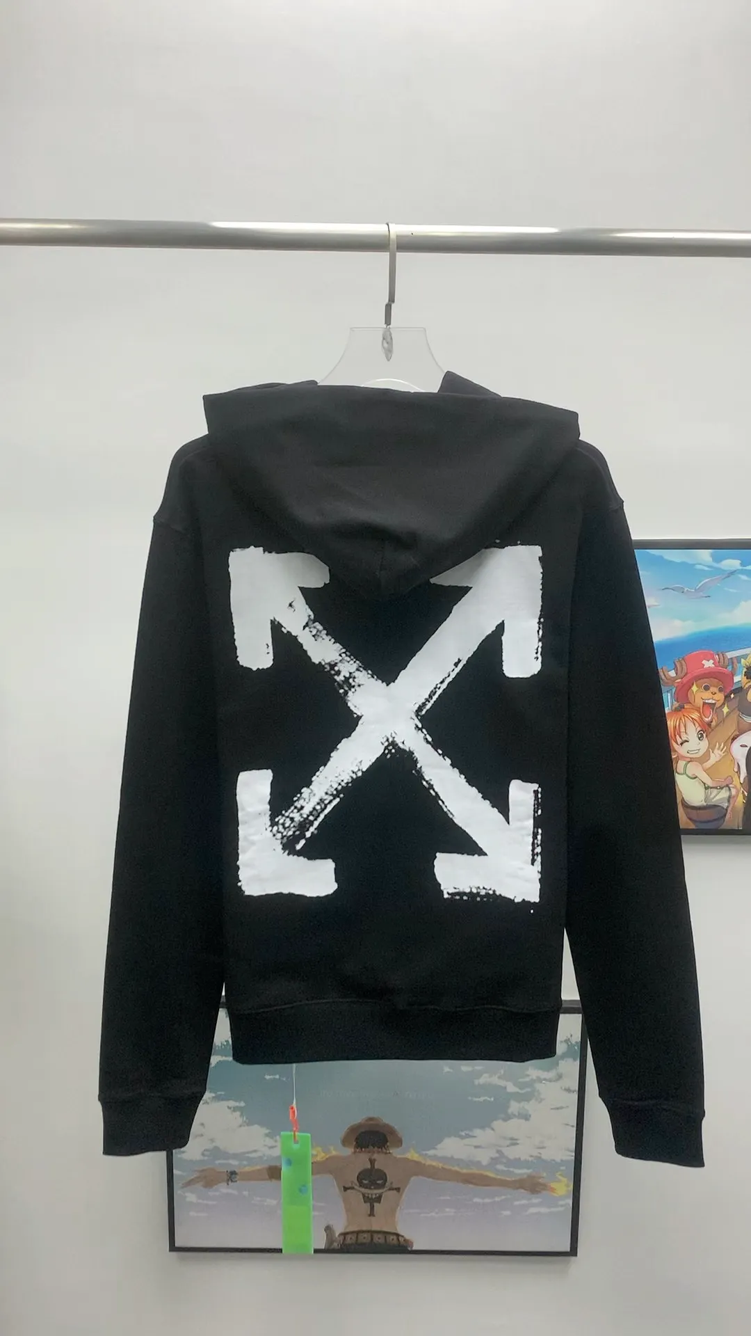 Real shot video on the back - the top tested version of Off-White's new 2023 autumn and winter spray-painted graffiti arrow hooded sweatshirt. The new style adds graffiti elements, adding a touch of literary style to the overall through-style short-sleeved style. This is a typical OFF retro literary style. This is also the first expression of the two cultures since the merger with LV in 2021. The printing adopts screen printing imported glue technology, and the ink dots are even, imitating the natural dynamics of spray paint. The hollows are both dark and light, the transition is smooth, and the gradient effect is visible to the naked eye. The front printing uses the same process. Minimalist letter logo on the chest, OS version, same style for men and women! The 480g cotton texture feels smooth and textured, with full drape.  Color: Black White Size: XS-L P:410